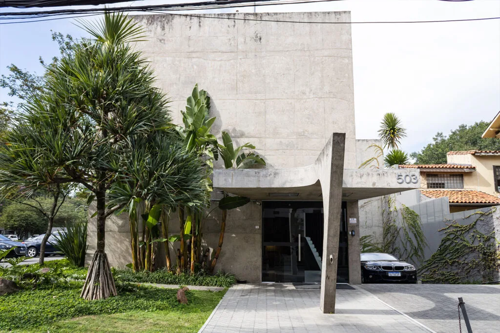 Vista interna da clínica com mobiliário confortável e ambiente acolhedor