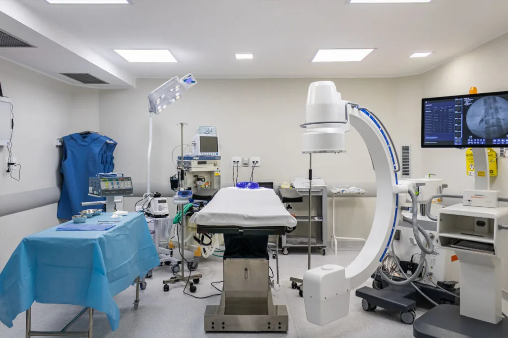 Imagem do espaço interno da clínica da Dra. Karen Voltan com ambiente moderno e acolhedor