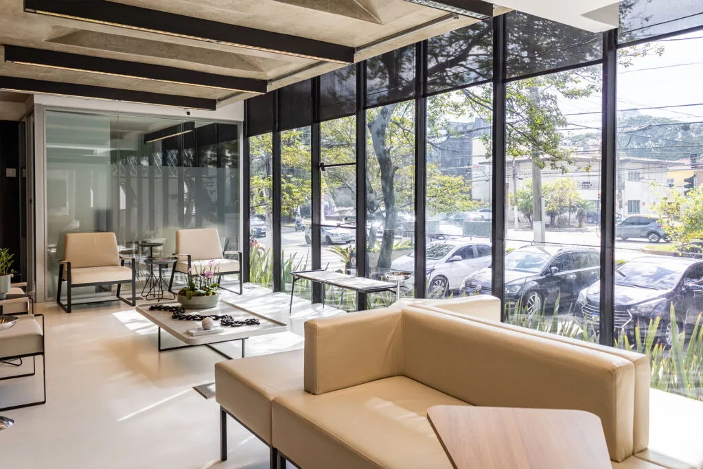 Área de espera da clínica com poltronas confortáveis e decoração elegante