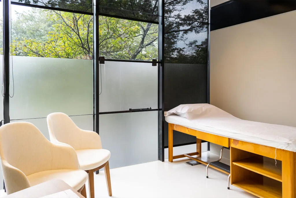 Área interna da clínica com design clean e mobiliário confortável, voltada ao bem-estar do paciente