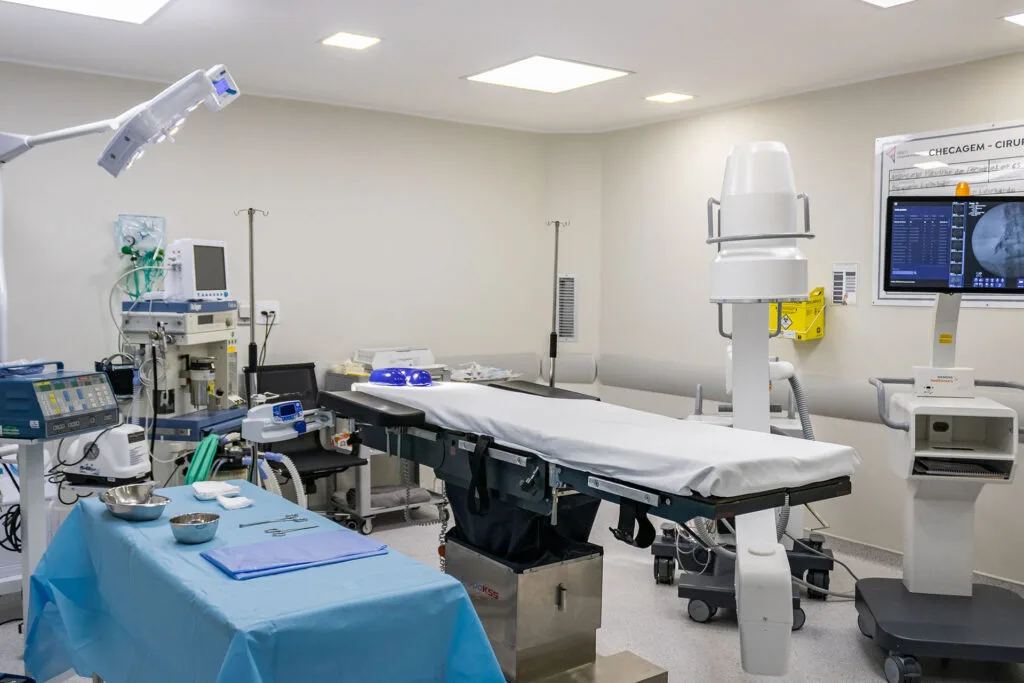 Sala de atendimento médico com decoração clara, poltronas confortáveis e ambiente profissional