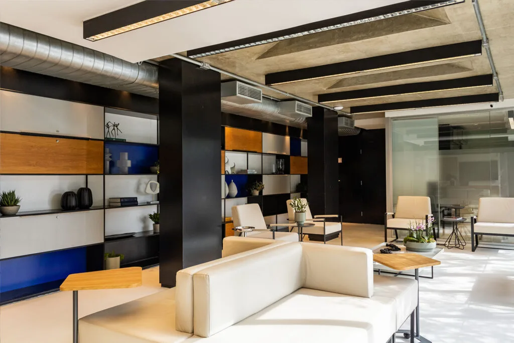 Ambiente interno da clínica com decoração acolhedora e iluminação natural