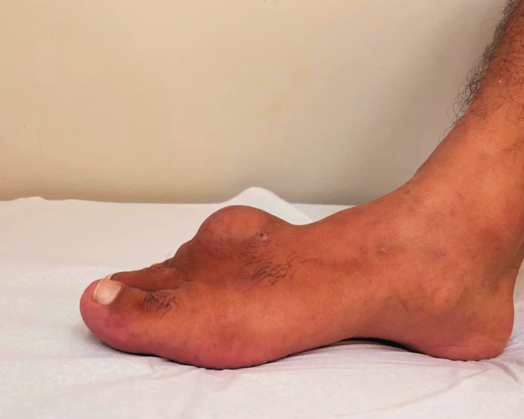 Médica ortopedista Dra. Karen Voltan em atendimento, explicando diagnóstico ao paciente